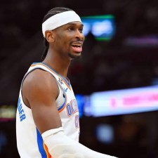 Shai Gilgeous-Alexander, vêtu du maillot du Thunder, est sur le point de battre un record de points en NBA.